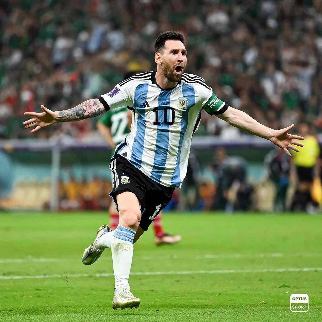 拜仁莱万多夫斯基关键进球锁定胜局