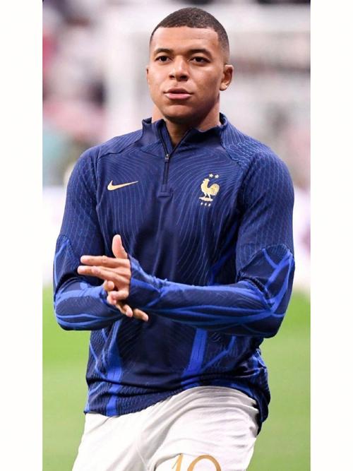 詹姆斯关键上篮助球队锁胜