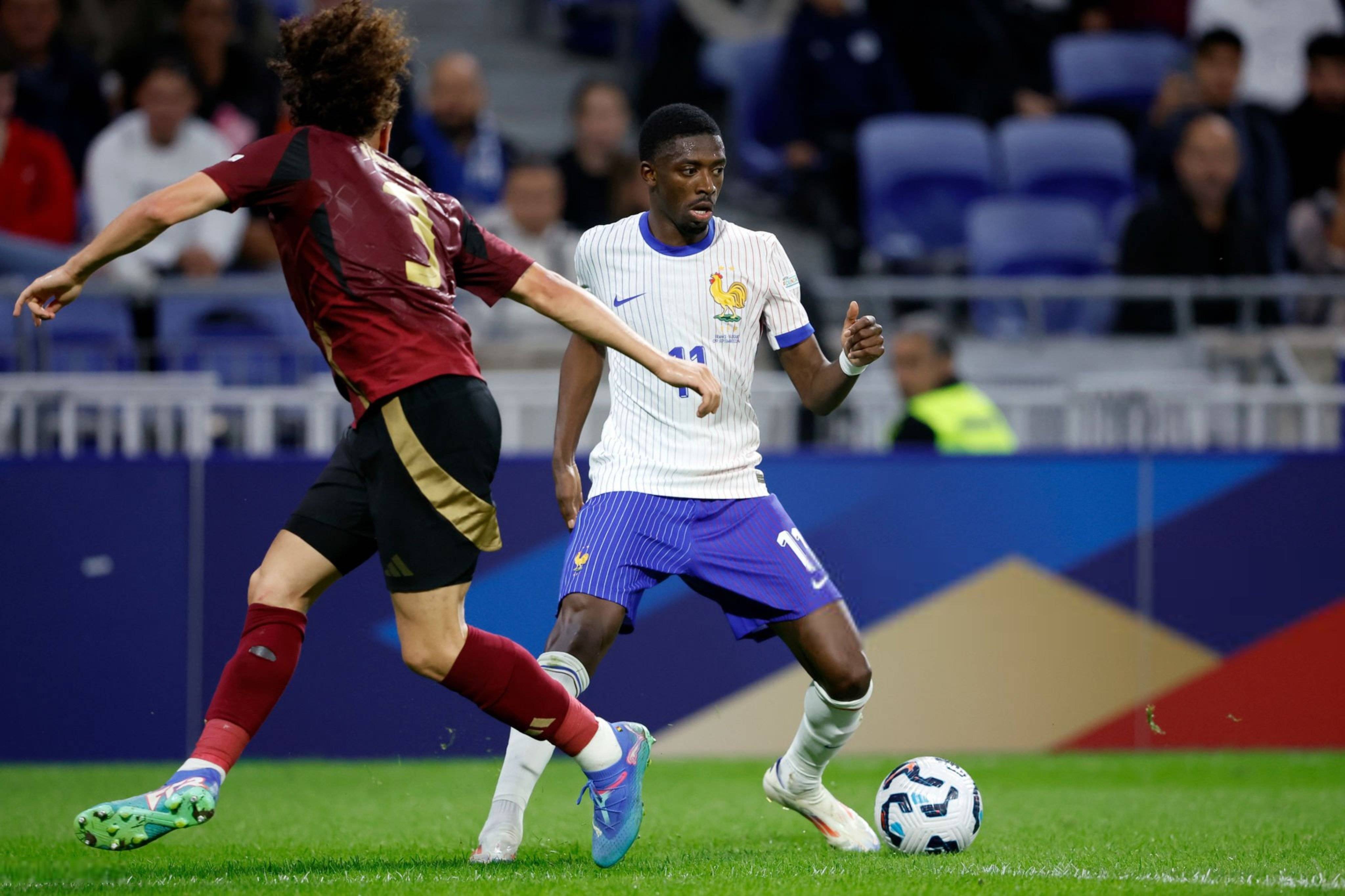 正随巴西在枪手基地训练，维尼修斯与多名阿森纳青训球员合影