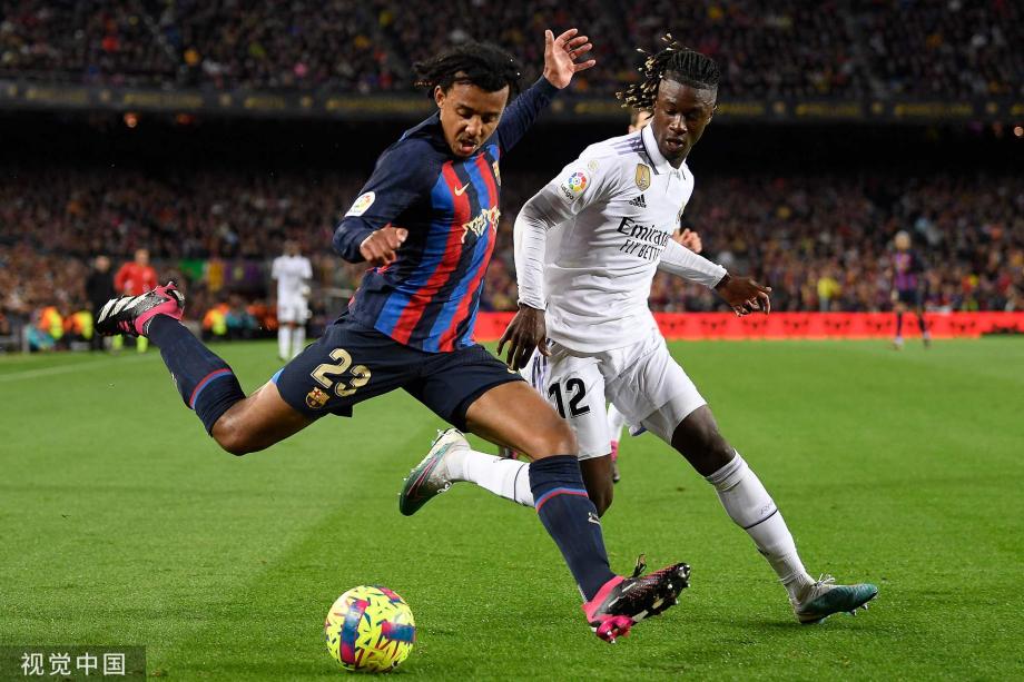 支持球队！欧文坐在场边观看独行侠对阵湖人的比赛