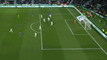 湖人进攻端配合流畅，失误率下降